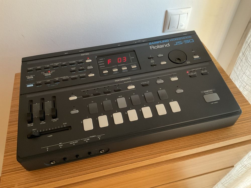 Roland JS-30 Sampler 8 bits dos anos 90 (excelente estado)