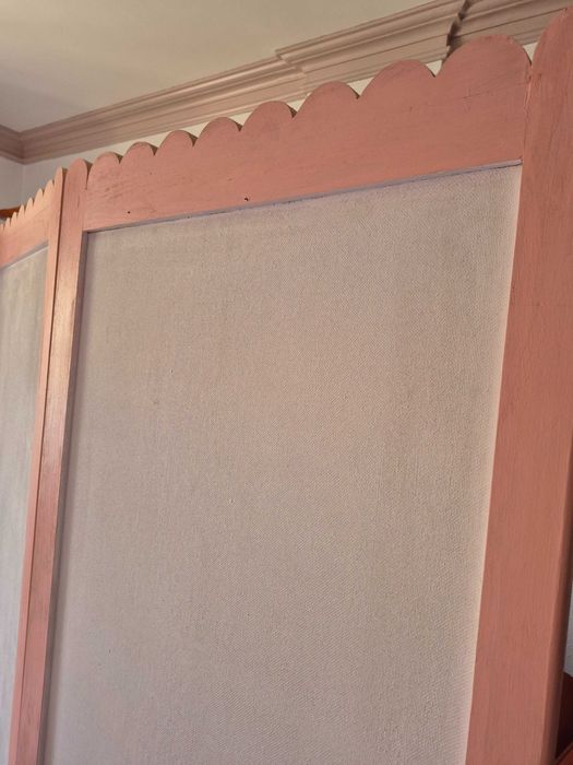 Biombo de separação em madeira branco com detalhes em rosa