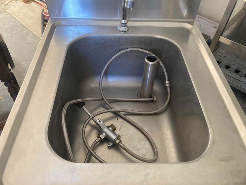 Bancada Lava-mãos Eletrolux c/ Cuba 60x70x85 cm c/ misturadora de pé.