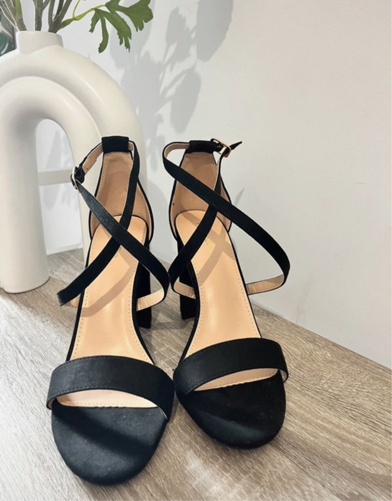 Nowe czarne obcasy / DeeZee