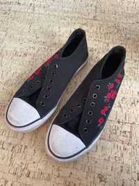 Czarne buty z kwiatkami BEZ SZNURÓWEK