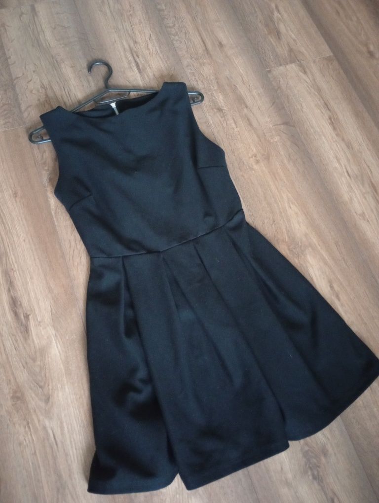 Sukienka mała czarna rozkloszowana
