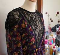 Vestido Roxo Comprido com Padrão Floral, Transparências e Renda Preta.