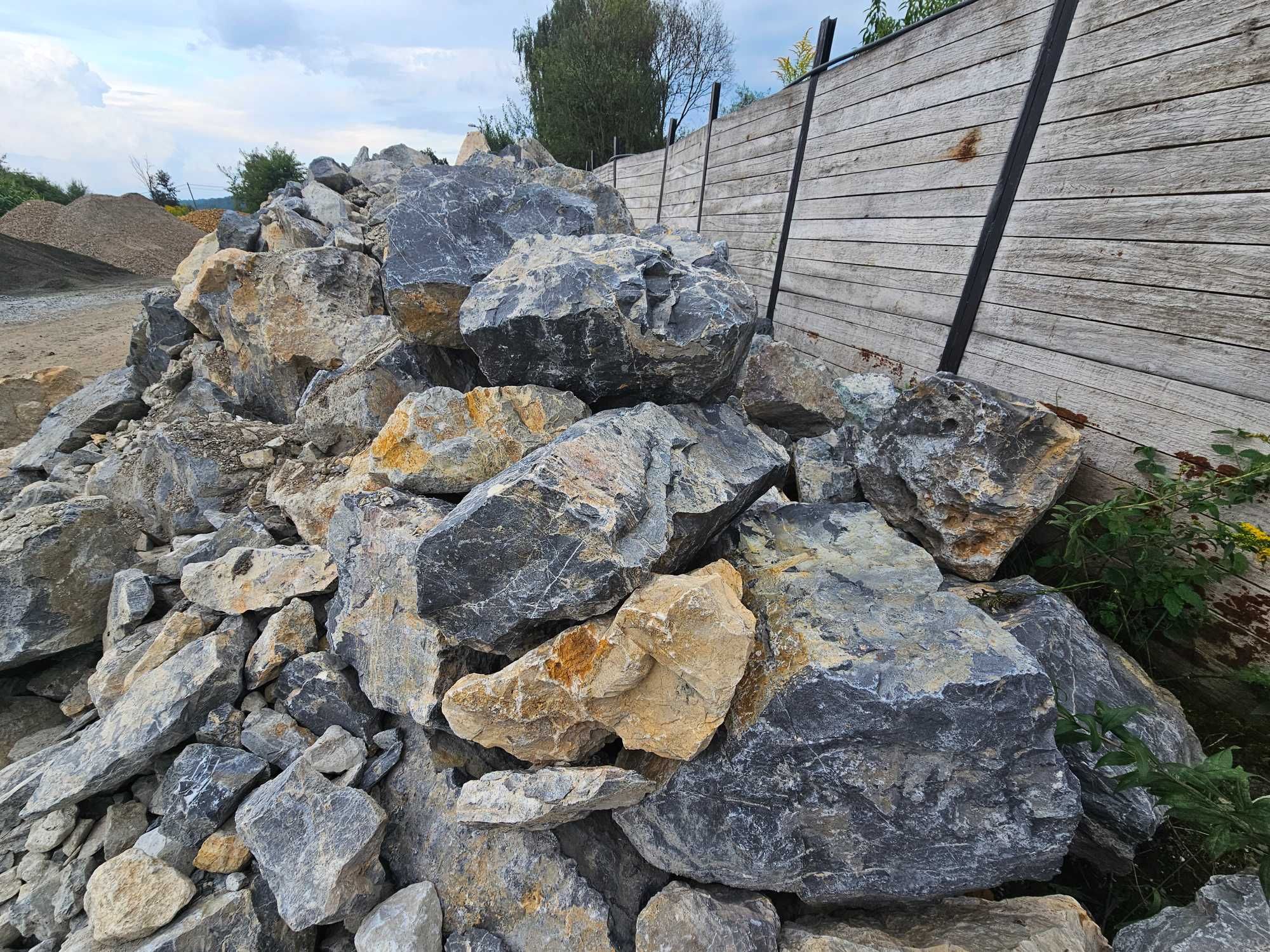 Głazy bryły piaskowiec ogrodowy kamień na skalniak skarpy