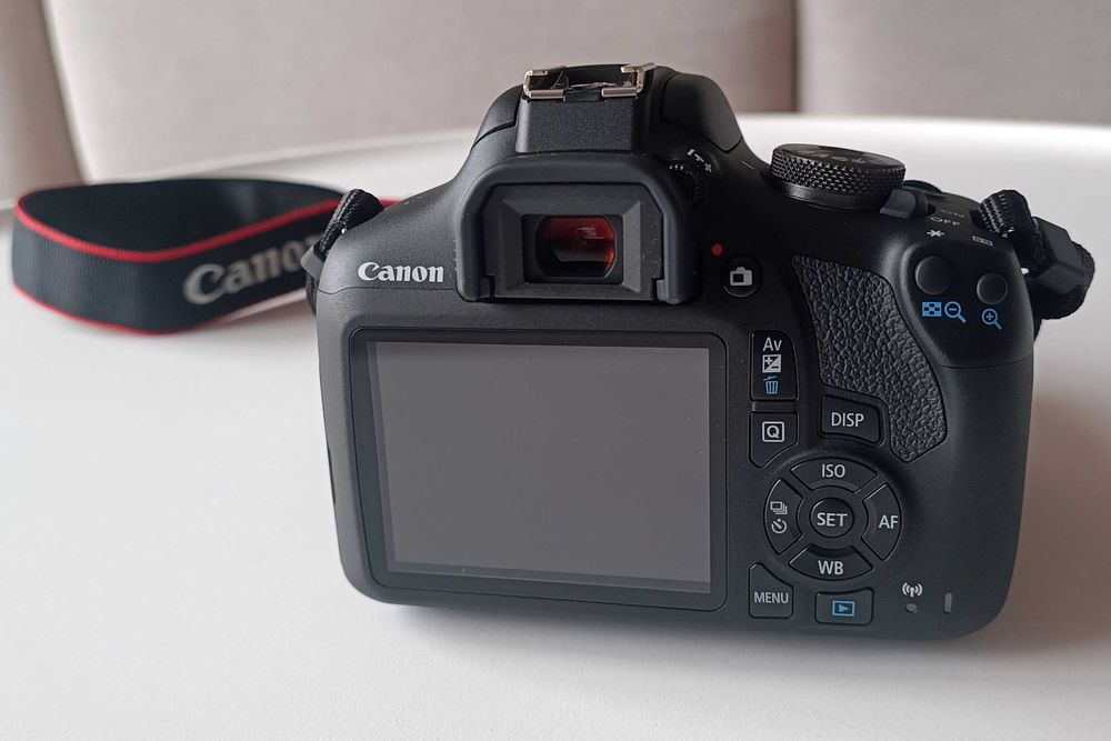 Aparat Canon EOS 2000D + obiektyw EF-S 18-55mm + torba. Stan idealny!