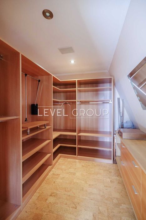 Оренда  дворівневої  квартири Алли Горської 8