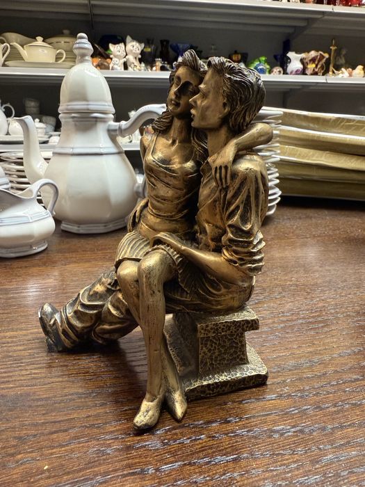 Figurka dekoracja para zakochani złoty kolor na prezent 1809