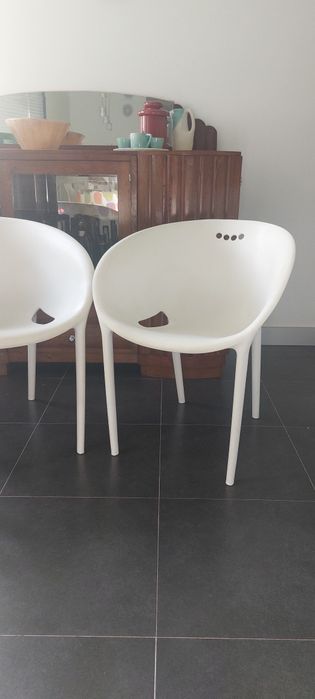 Conjunto de 2 cadeiras brancas de design