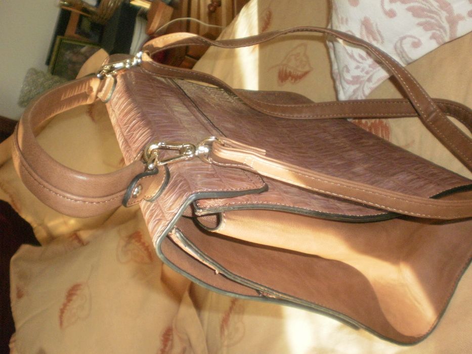 Mala em pele martelada