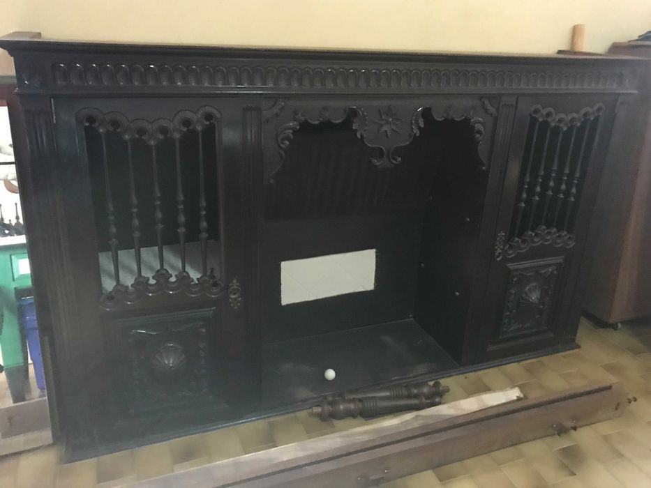 Móvel de Sala com mesa redonda e seis Cadeiras de Cabedal