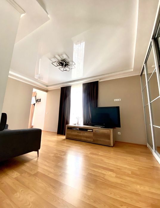 1к. кв. з спальнею і вітальнею, Дружба