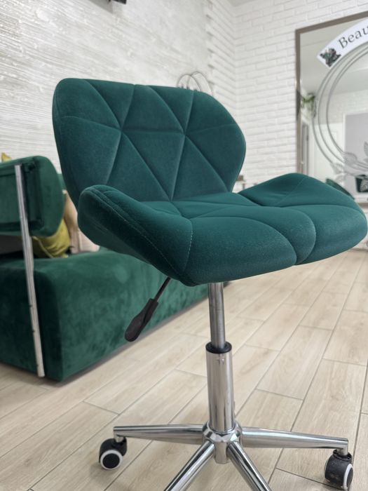 Офисный стул на колесиках зеленый