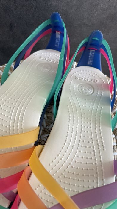 Crocs sandały Huarache Flat Multi/Cerulean Blue W10 41/42