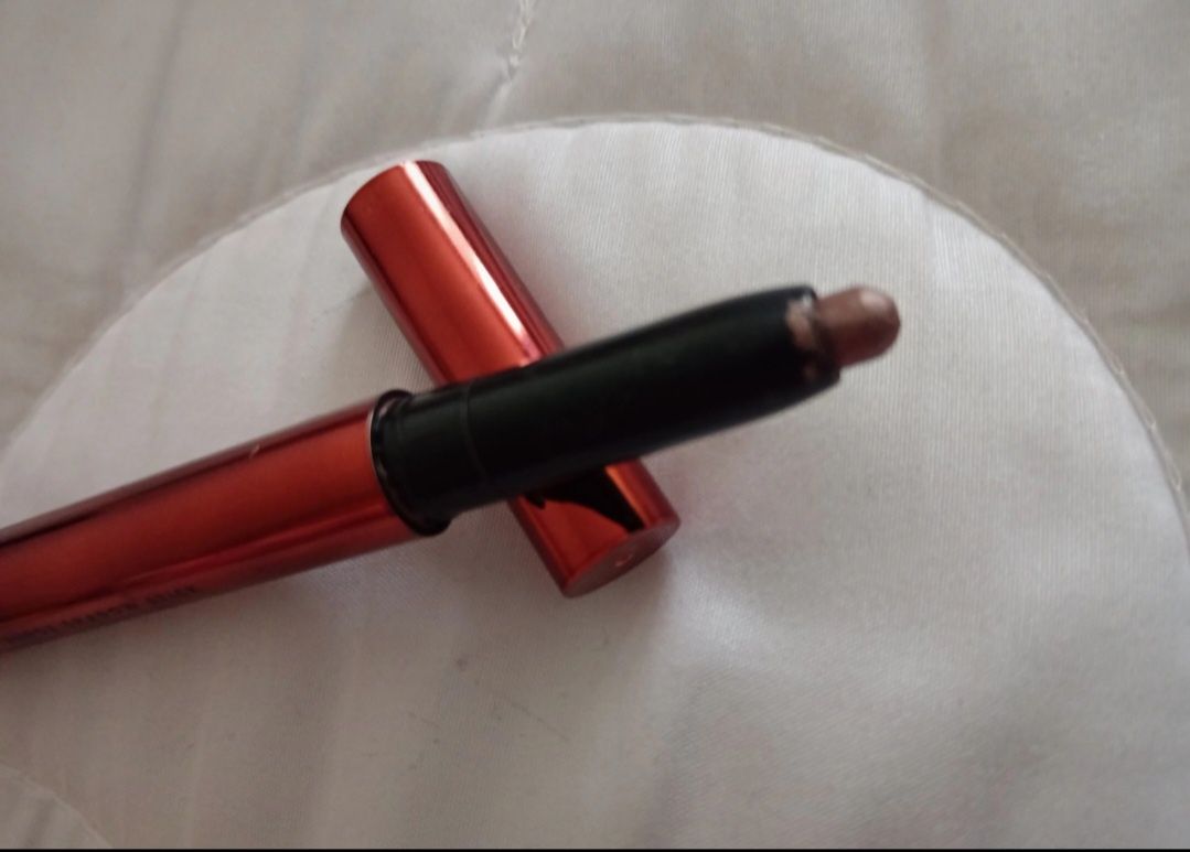 E.L.F  No Budge Shadow Stick
