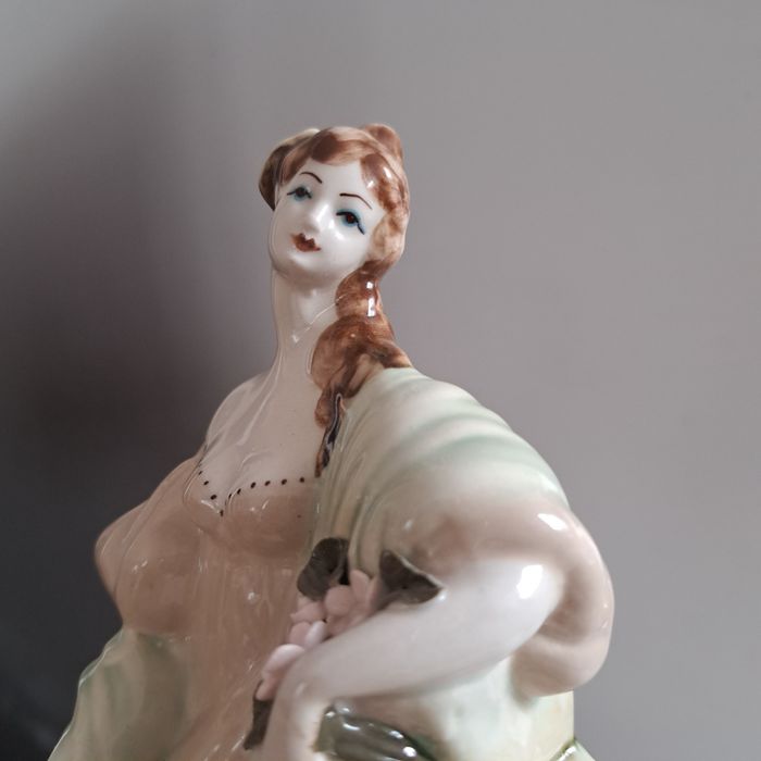 Figurka porcelanowa sygnowana