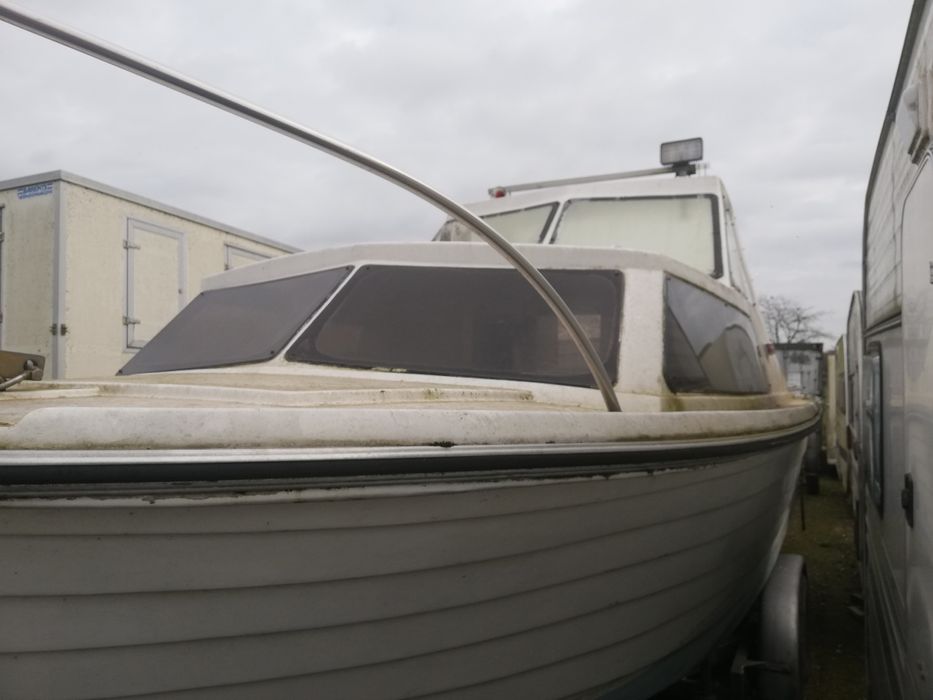 Łódź motorowa z canoppy