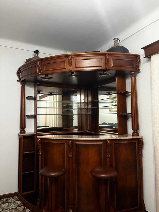 Móvel de Bar em Madeira de Lei – Completo, com Luz e Suporte de Copos