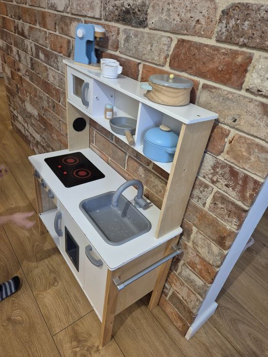 Kuchnia drewniana z wyposażeniem