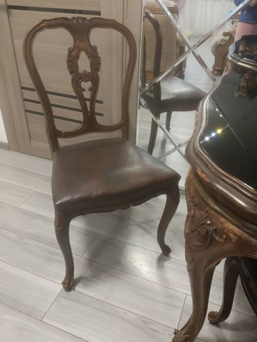 Стіл дерев'яний з кріслами