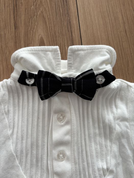 Białe body z muszką, granayowe spodnie, rozmiar 62