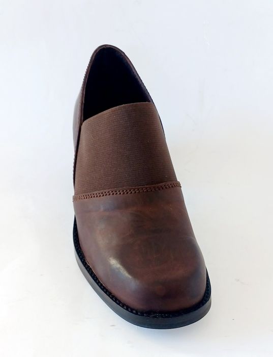 Sapatos amotinados em pele