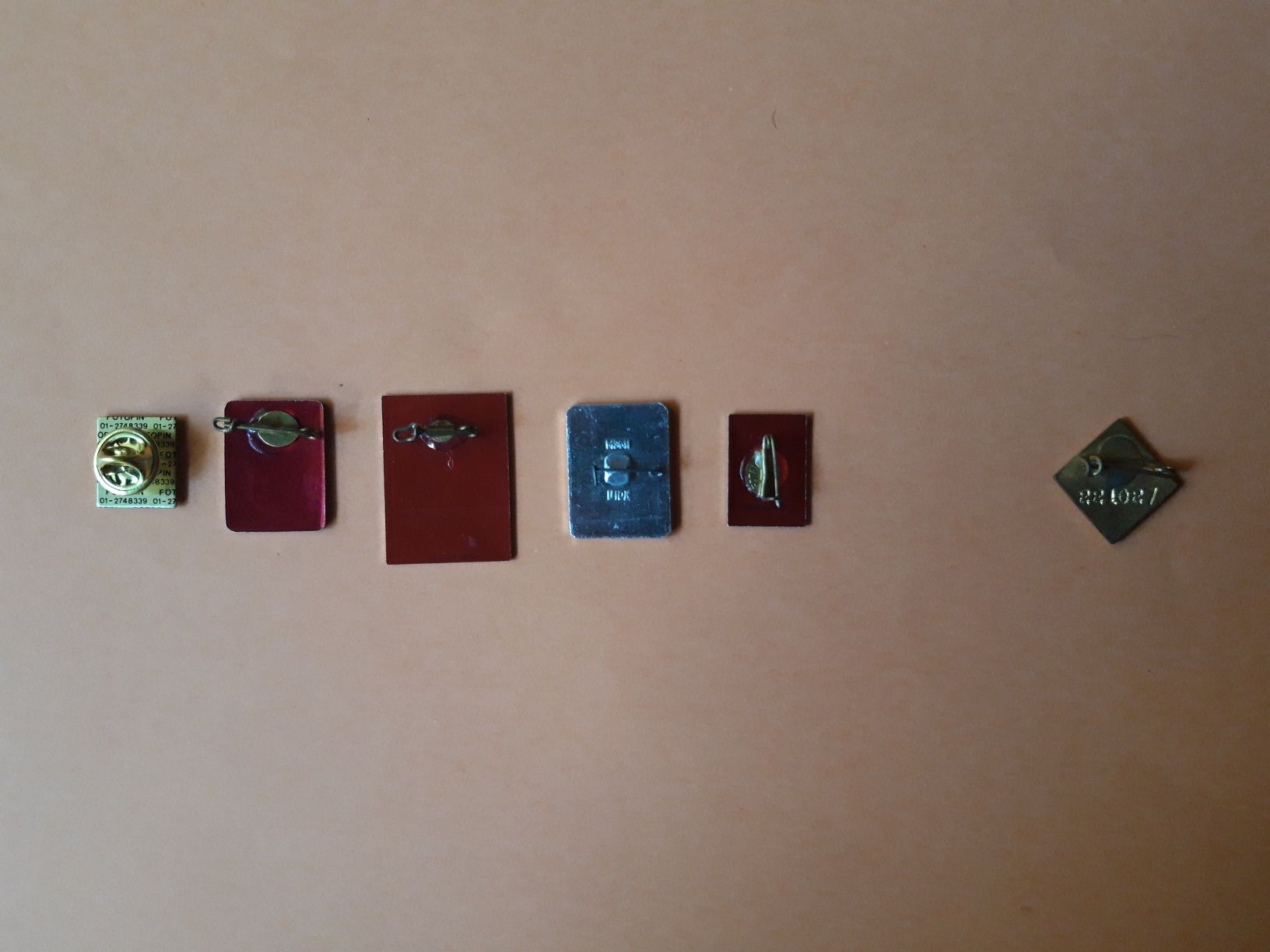 2 pins de colecção (PCP, Lenine e Intersindical)