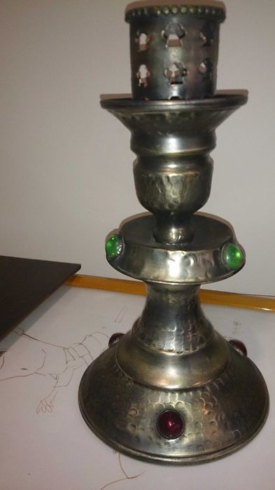 Estanho, candelabros e terrina com bandeja.