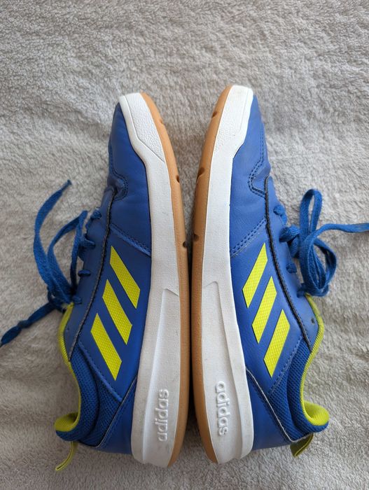 Niebieskie wiązane buty sportowe halówki halowe Adidas Tensaur 38