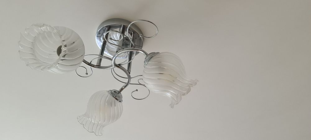 Люстра на три плафони