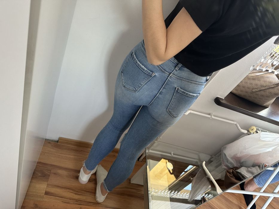 Jesnsowe spodnie z dziurami