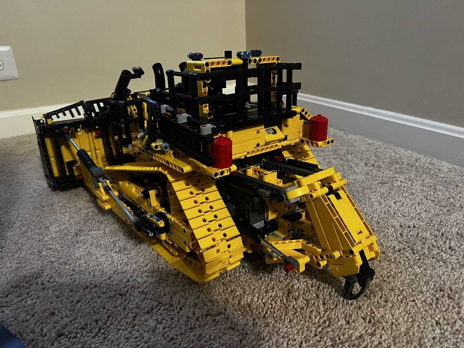 LEGO Technic 42131 Zdalnie sterowany buldożer Cat D11 nowy zmontowany