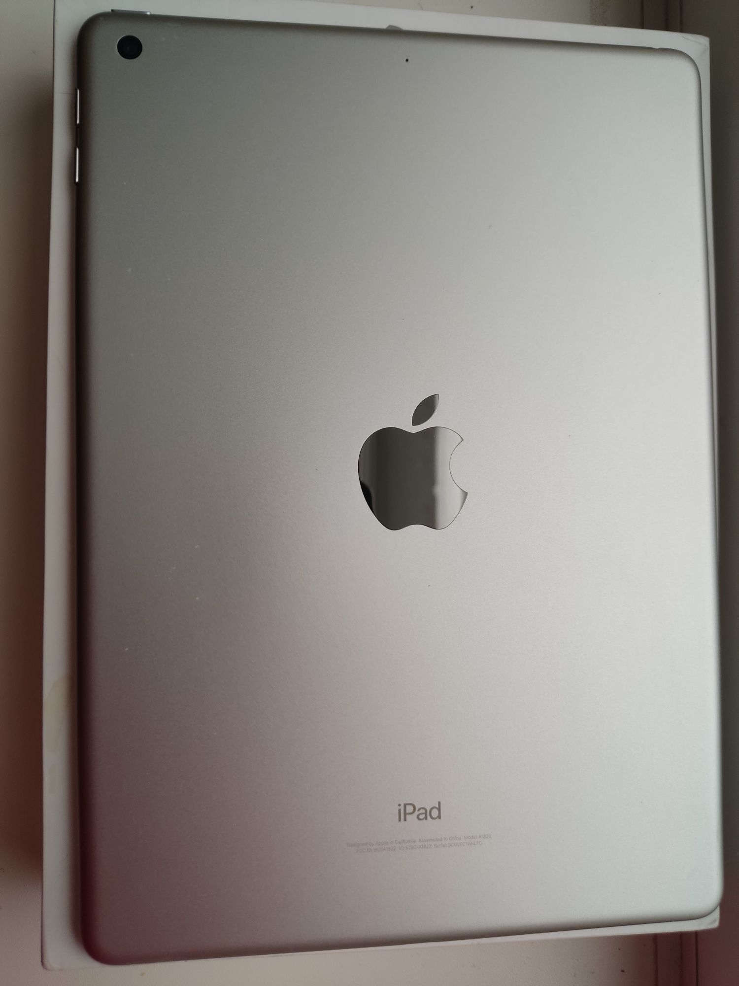 Планшет Apple  iPad 5 32 Гб +  купа аксесуарів