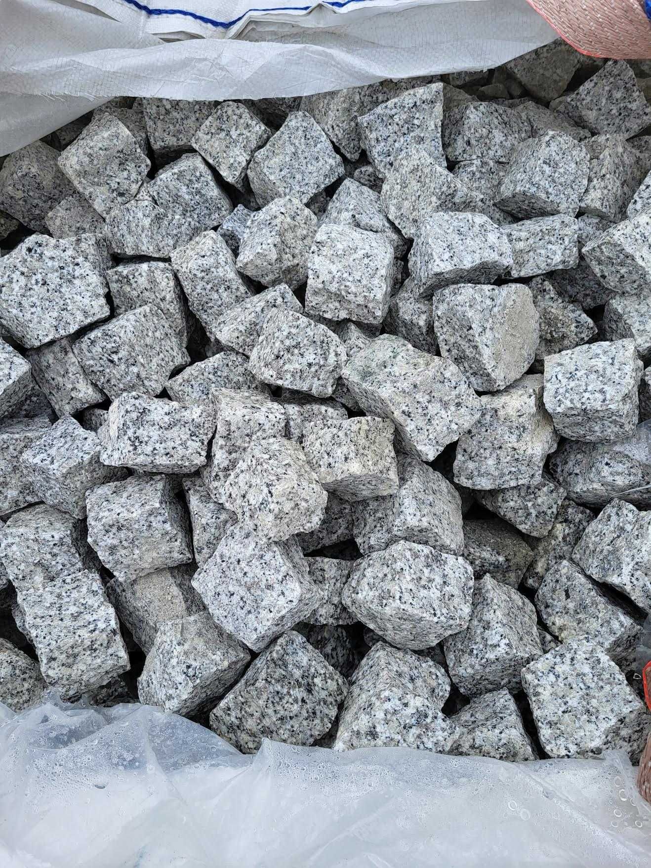 Słupek granitowy szary surowy łupany Granit murowy Kamień murowy szary