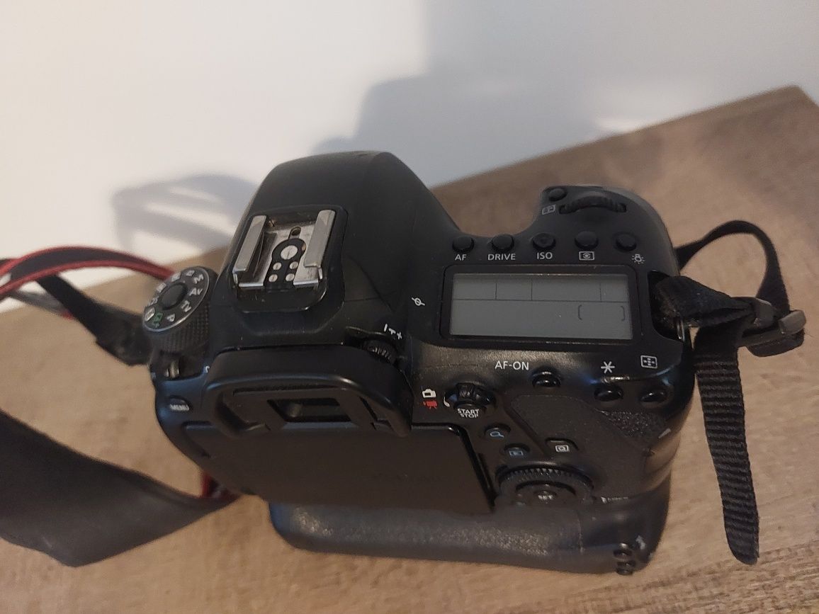 Aparat Canon 6D mk2 + battery pack i 2 baterie