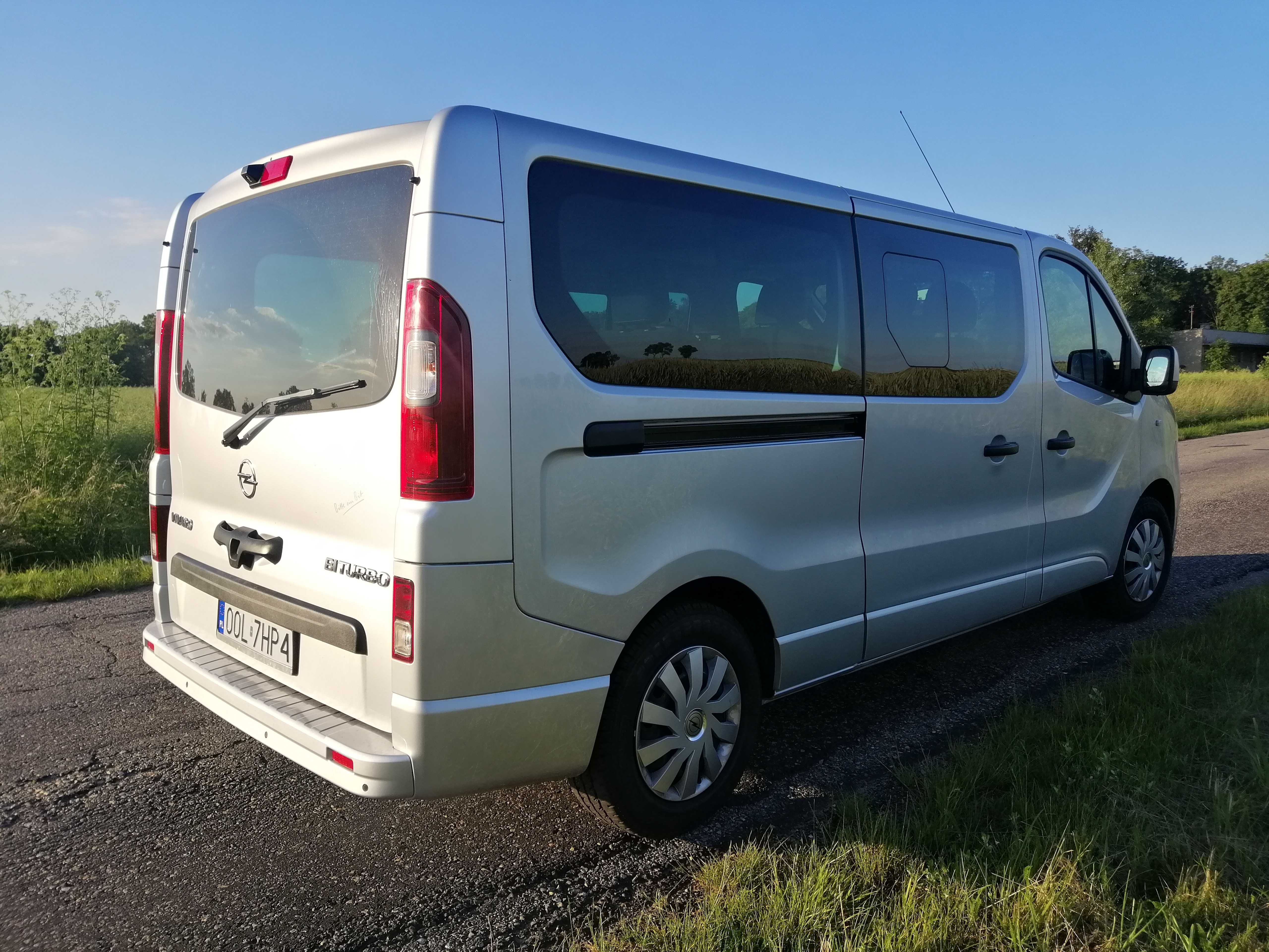 Wynajem busa Opel Vivaro LONG - 9 osobowy