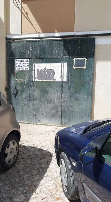 Vende-se Armazém com 156m2 e dois portões para a rua em Setúbal.