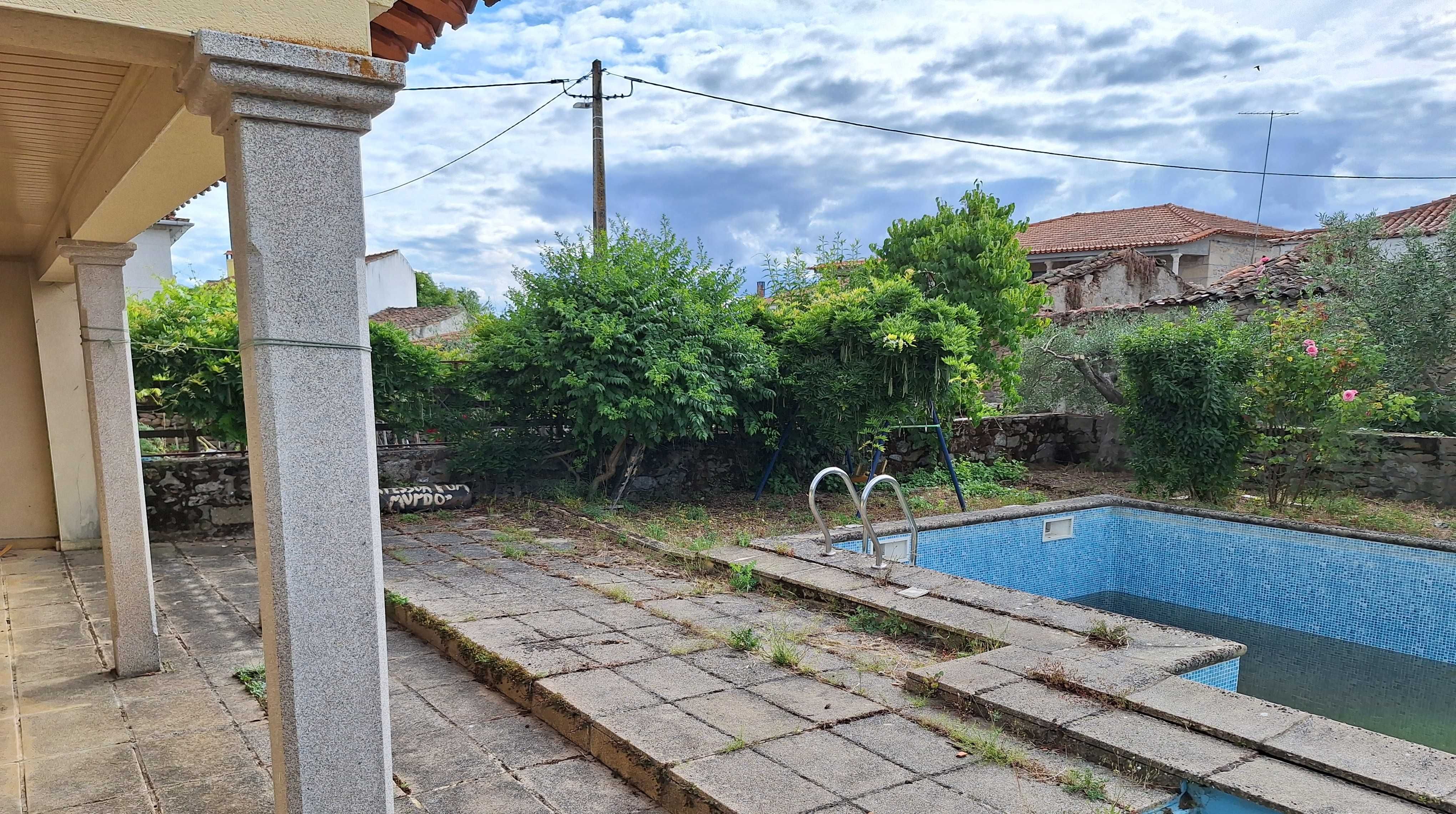 Moradia T4 com terreno - Mata de Lobos (Figueira de Castelo Rodrigo)