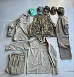 Roupa + bonés da tropa e caça