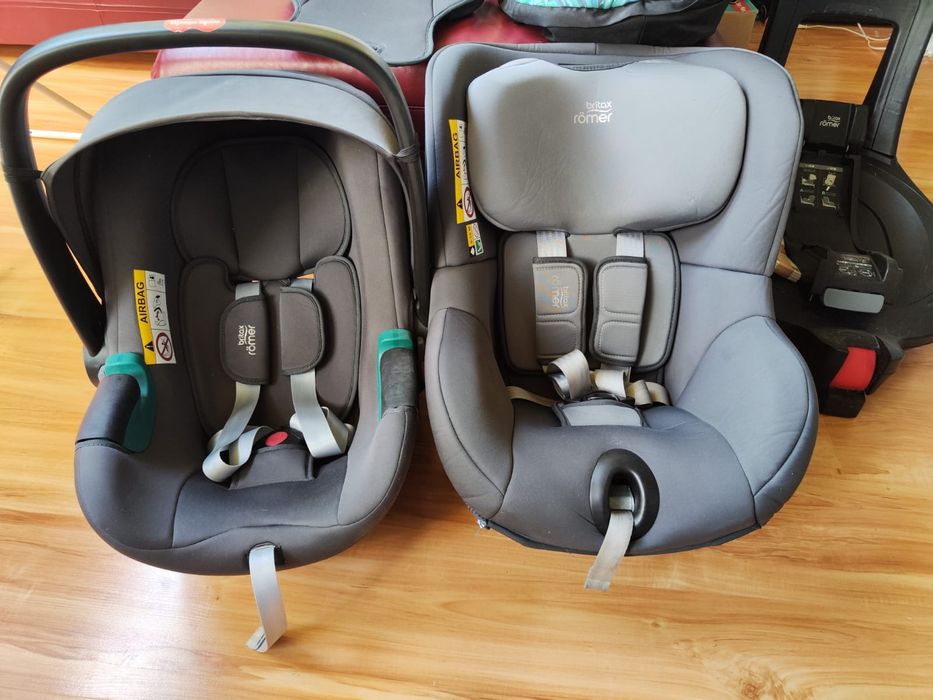 Fotelik samochodowy i nosidełko firmy Britax Romer wraz z  bazą obroto