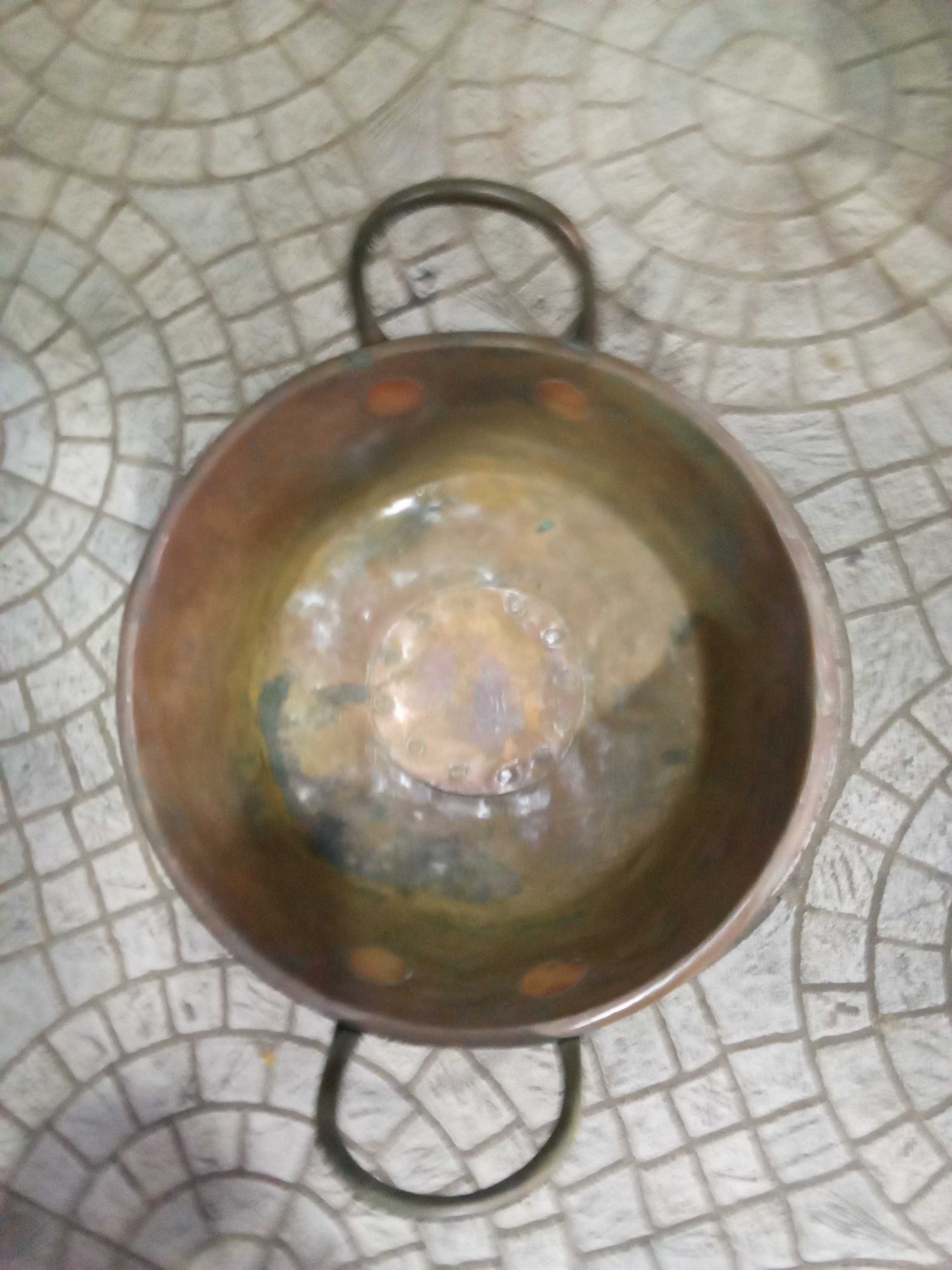 3 tachos em cobre com fundos remendados e rebitados à moda antiga.