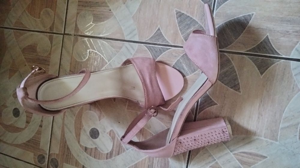 Продам рожеві босоніжки 39 розмір