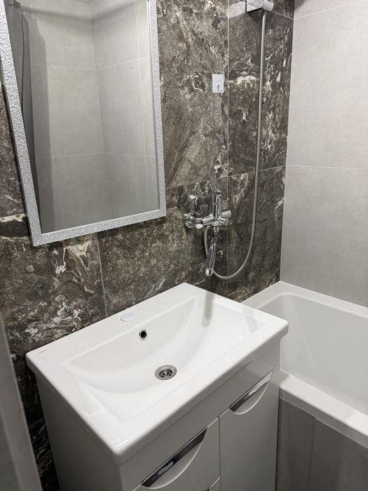 Здається в оренду двокімнатна з сучасним ремонтом