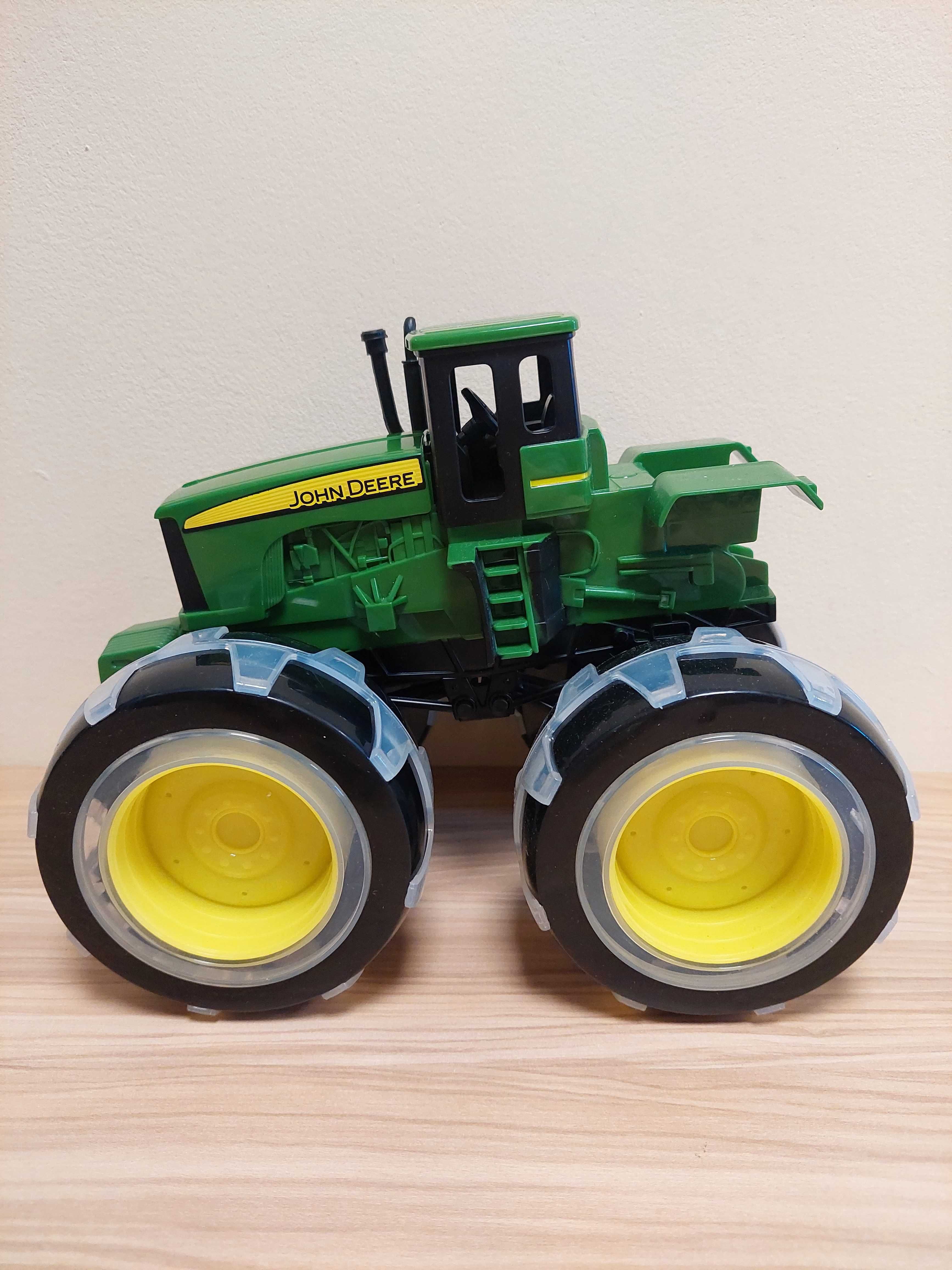 John Deere traktor Monster, świecące opony - nie świecą