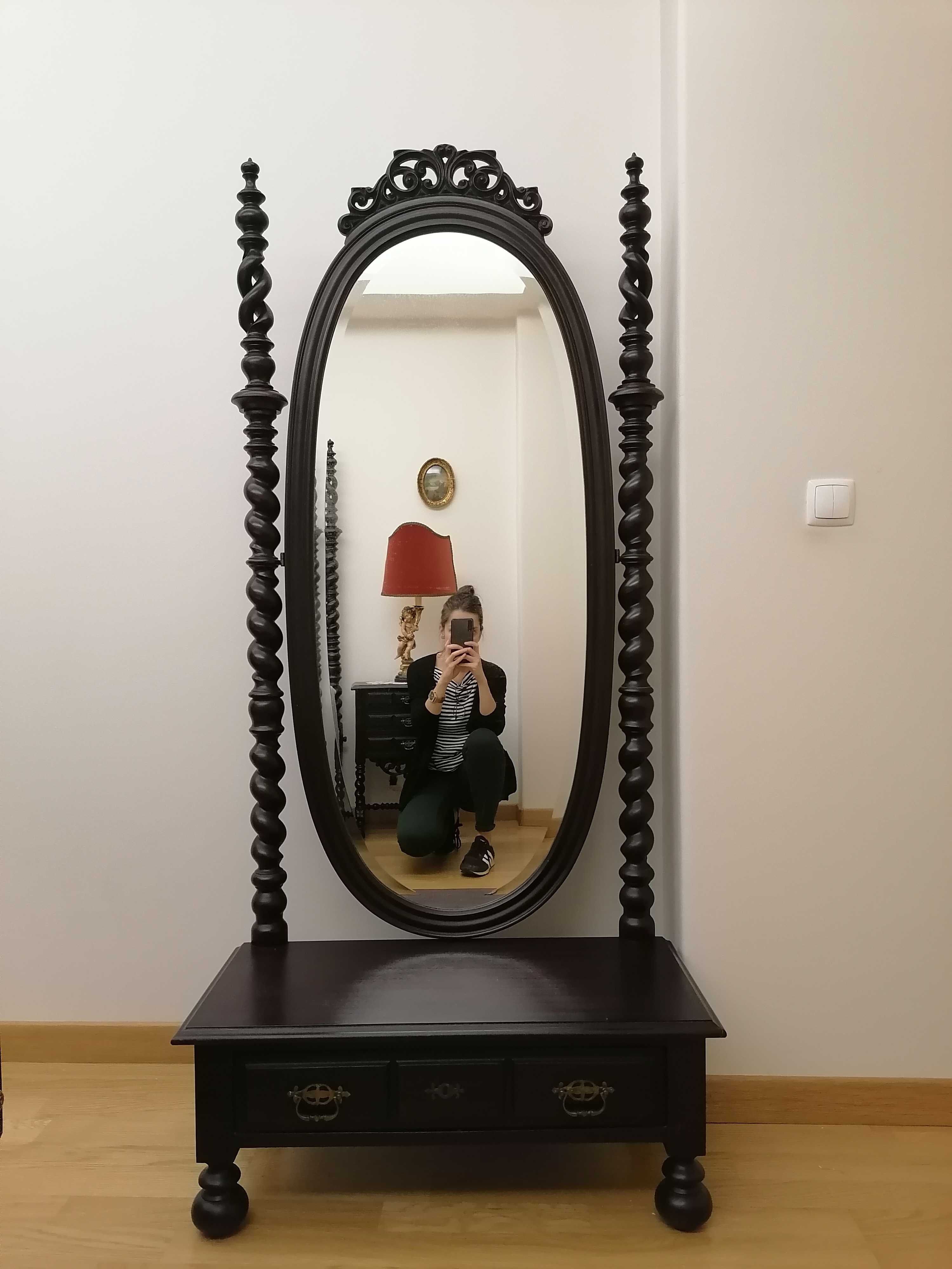 Espelho de corpo inteiro, de bilros, com gaveta, antigo