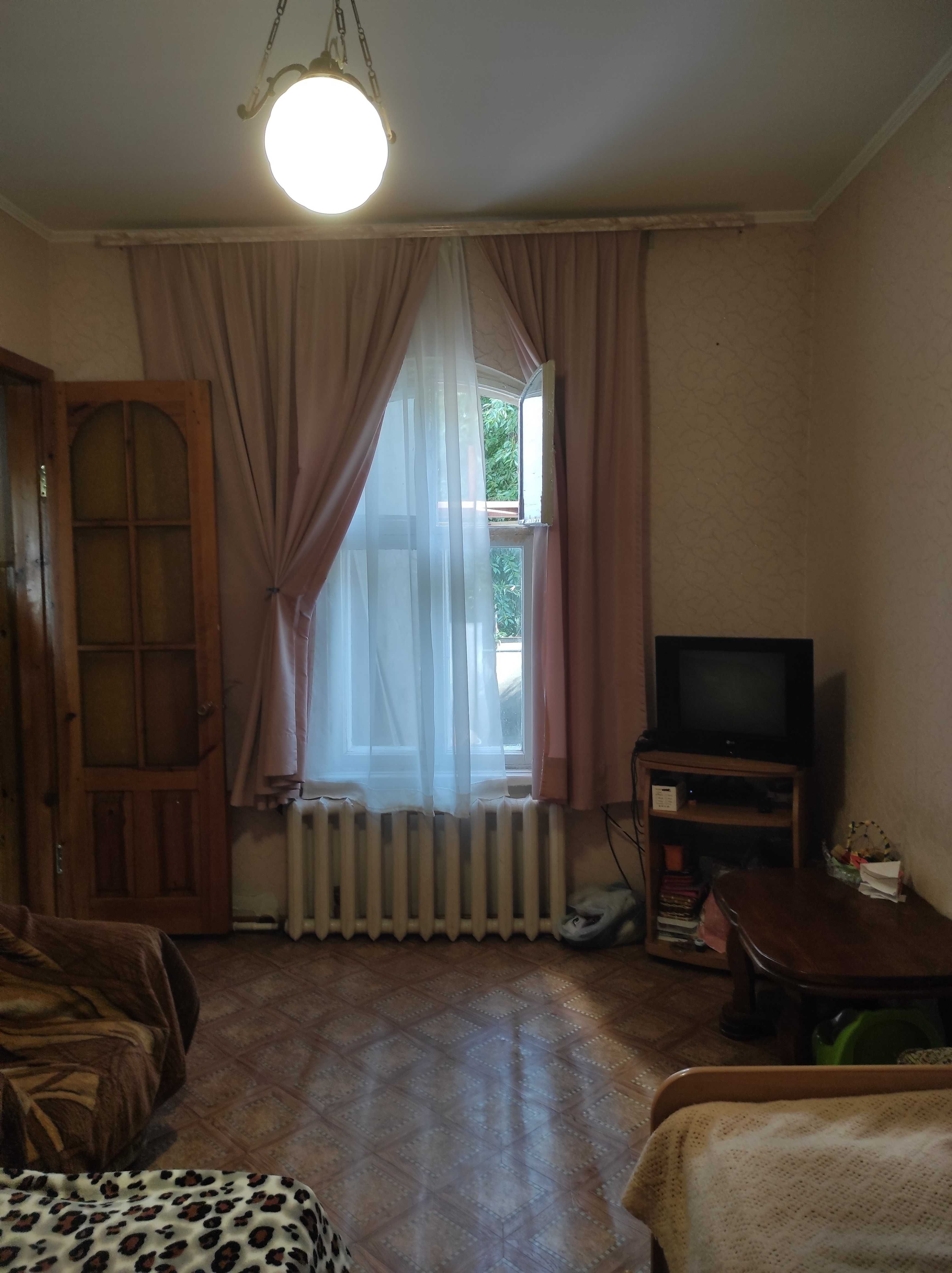 Частина будинку р-н нового корпусу Педуніверситету з окремим двором
