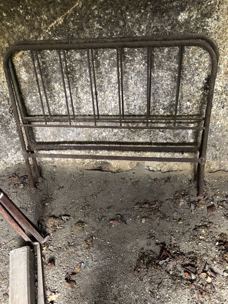 Cama de ferro antiga