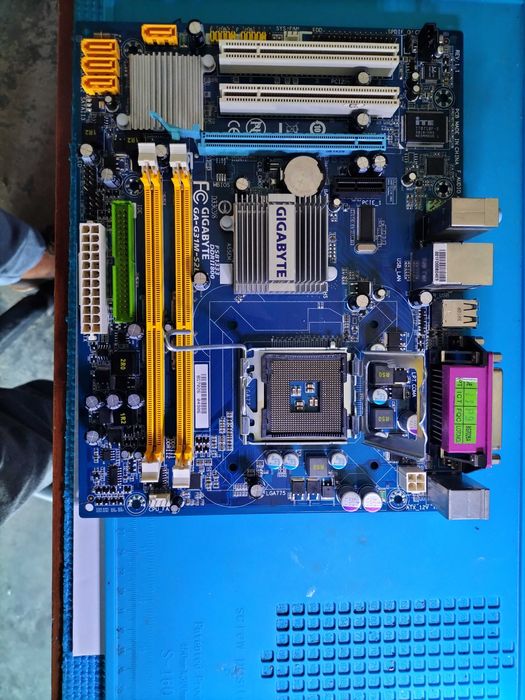 Boards Gigabyte GA-G31M-S2L + Intel E8400 e Foxconn N5235+ Pentium IV