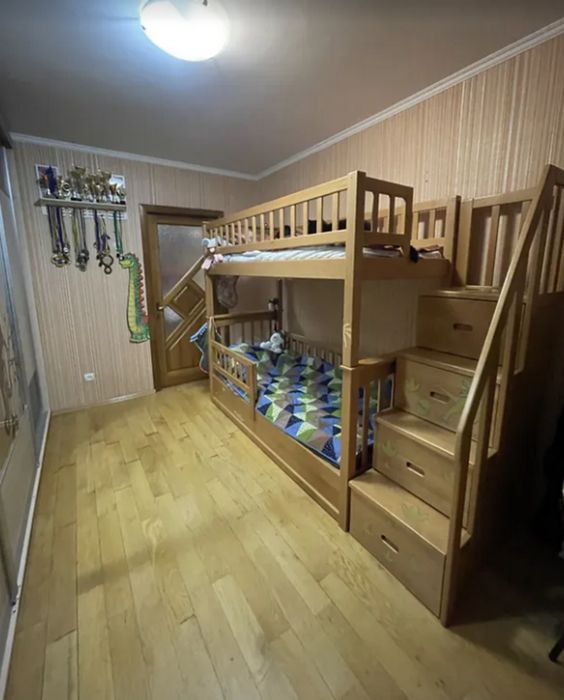 Продаж 3к квартири 76 кв. м на вул. Карпенка