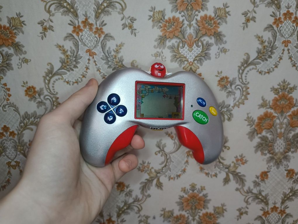 Іграшка m&ms працює