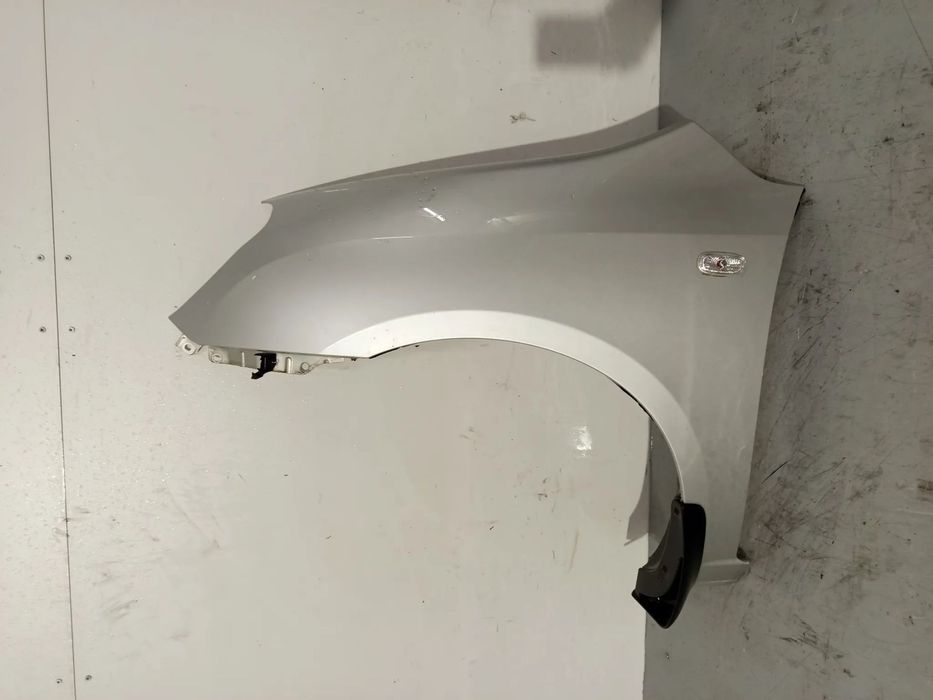 BŁOTNIK PRZÓD PRZEDNI LEWY KIA CARENS 3 III 7S SREBRNY